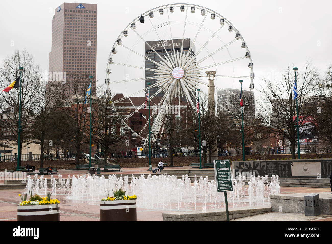 Il Centennial Olympic Park fontana con la sua ruota panoramica Ferris e sullo skyline in background in Atlanta, Georgia, Stati Uniti d'America. Foto Stock