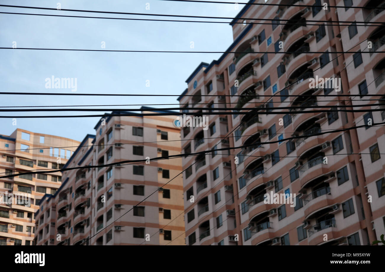 Vista sulle torri di Bangkok con cavi elettrici Foto Stock
