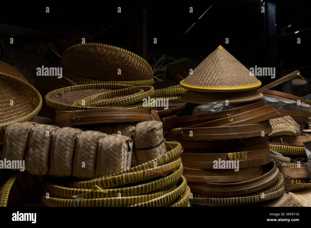 Cappello conico, cesto di bambù e vassoi Foto Stock