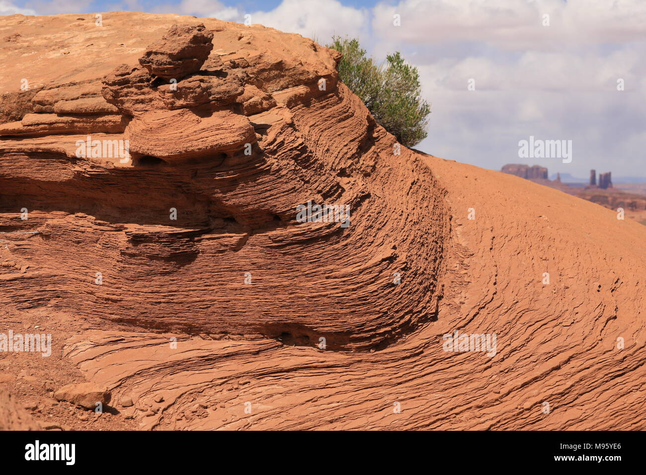 Caccia di Mesa rocce con Monument Valley Foto Stock