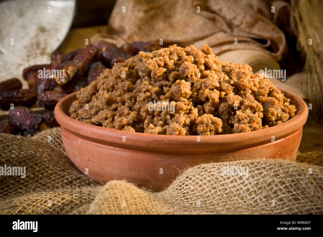 Hunaini, Saudi Arabian dolci tradizionale fatta di date e Saj Pane di vita ancora con ingredienti Foto Stock