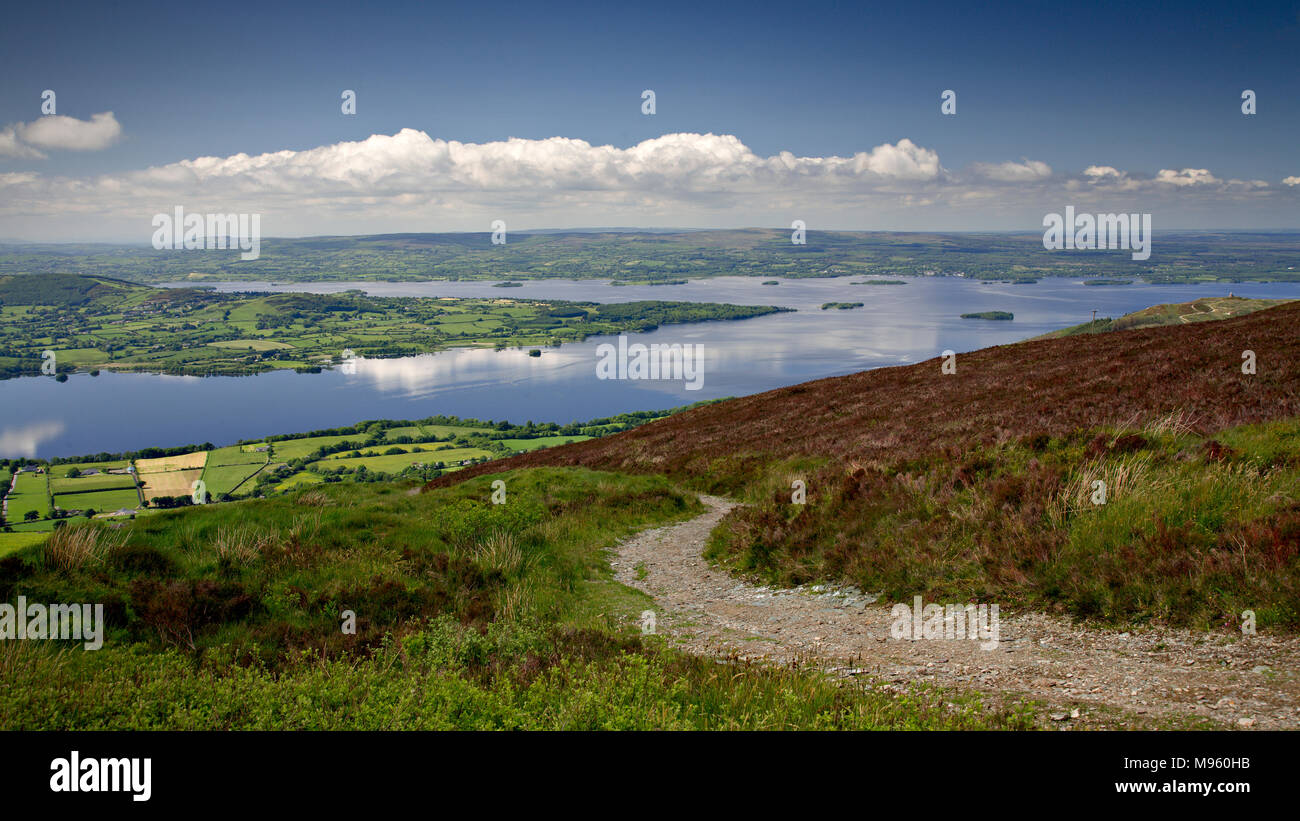 Veduta di Lough Derg nella contea di Clare, in Irlanda, in estate Foto Stock