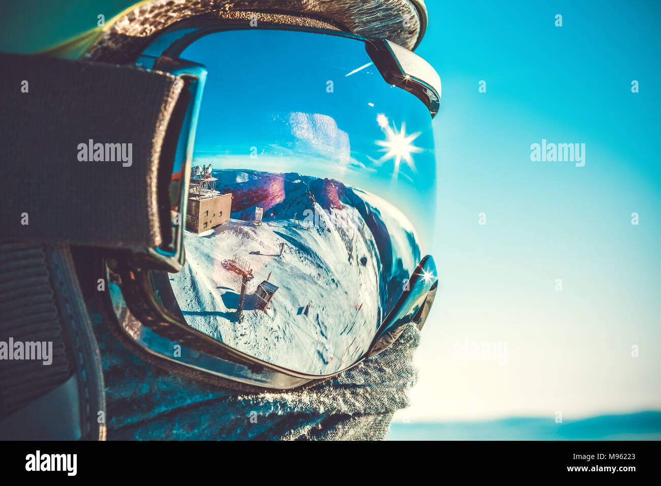 Sport invernali concetto - maschio snowboarder in maschera snowboard in cima a una montagna - all'aperto shot Foto Stock