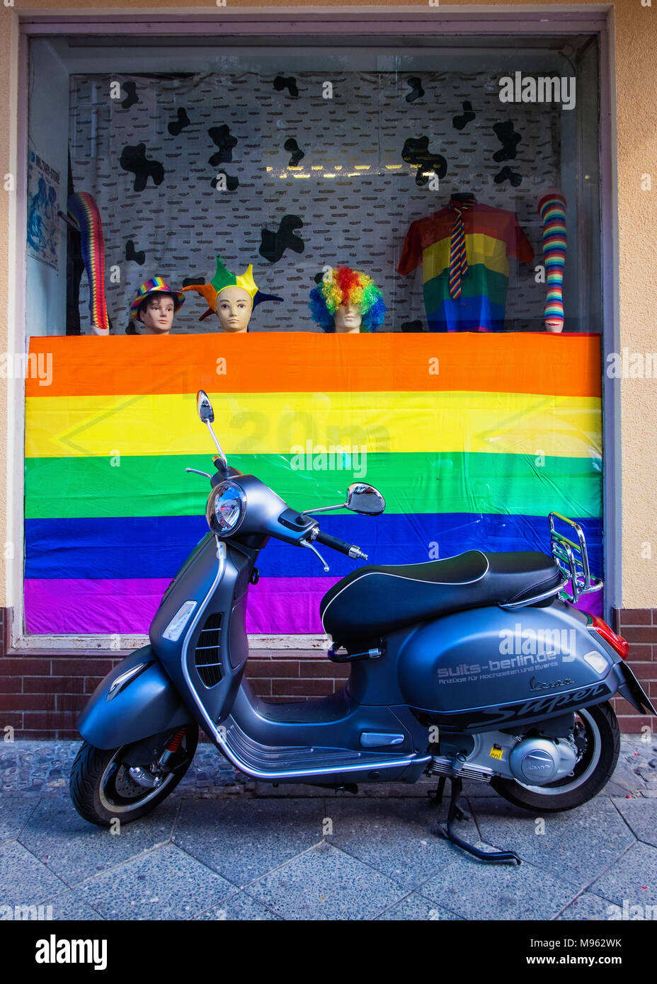Berlino,Schöneberg. Negozio di finestra di visualizzazione di arcobaleno LGBT bandiera e merci novità interessante per la locale comunità gay in Motzstrasse Foto Stock