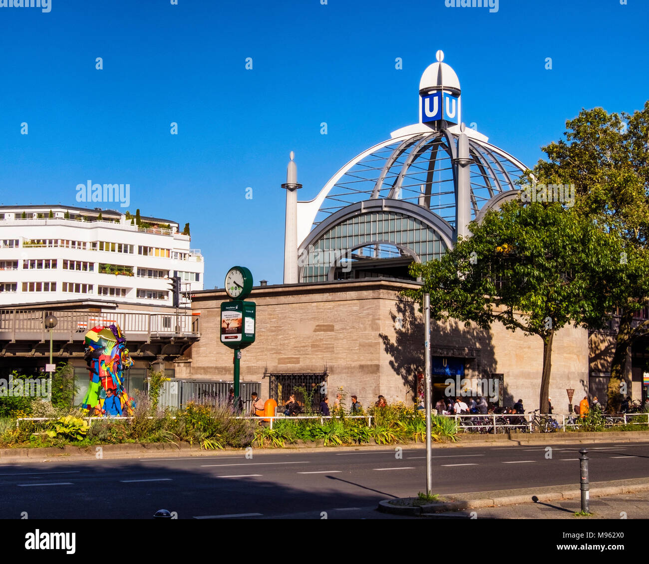 Berlino,Schöneberg,Nollendorfplatz U-Bahn,stazione ferroviaria viadotto & Art Nouveau cupola.parte di Berlino la LPP di " commuters " rete di trasporto Foto Stock