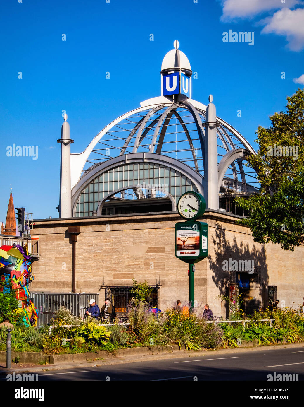 Berlino,Schöneberg,Nollendorfplatz U-Bahn,stazione ferroviaria viadotto & Art Nouveau cupola.parte di Berlino la LPP di " commuters " rete di trasporto Foto Stock
