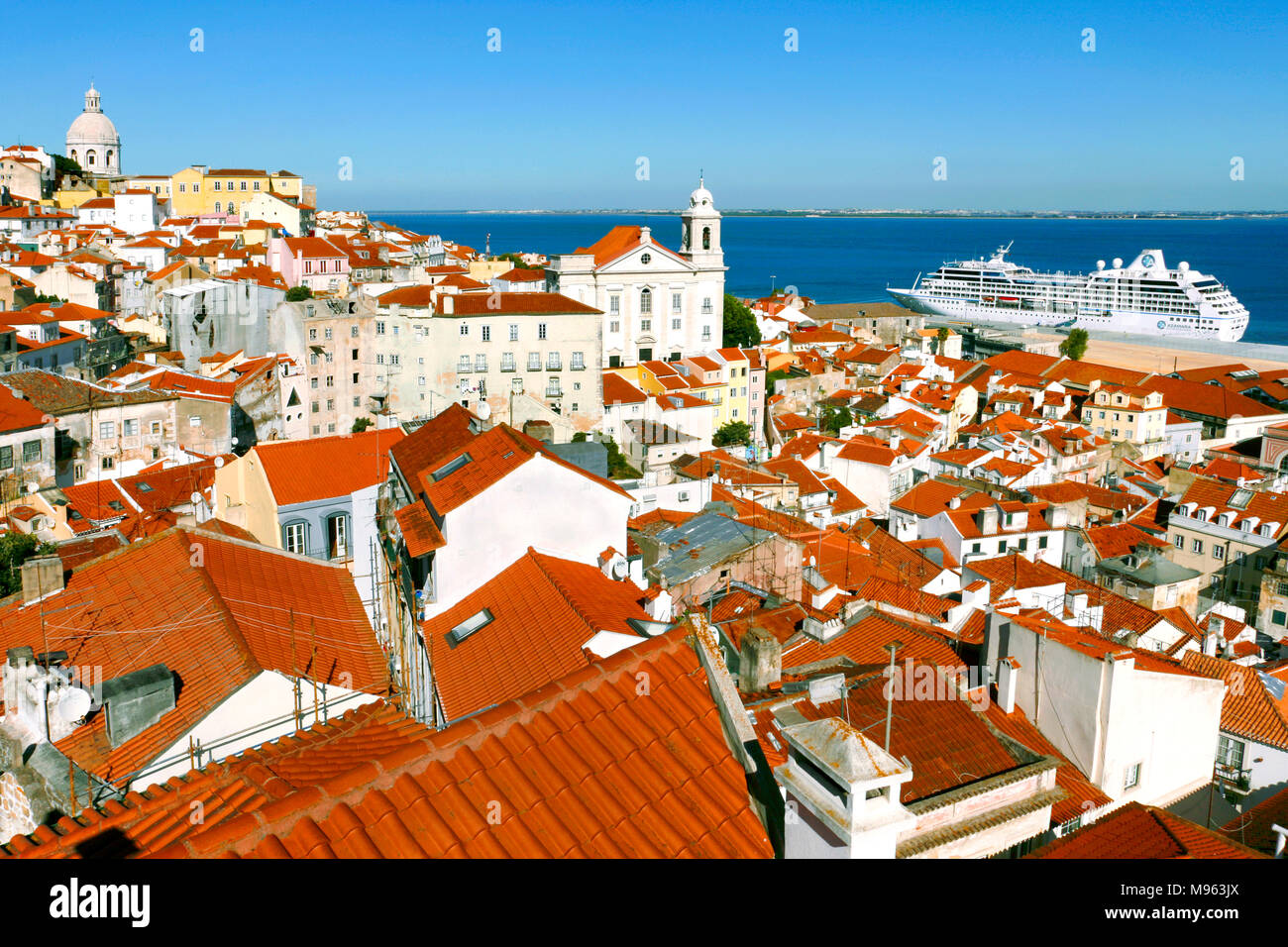 Panorama del vecchio quartiere di Alfama panorama e una nave da crociera, Lisbona, Portogallo Foto Stock