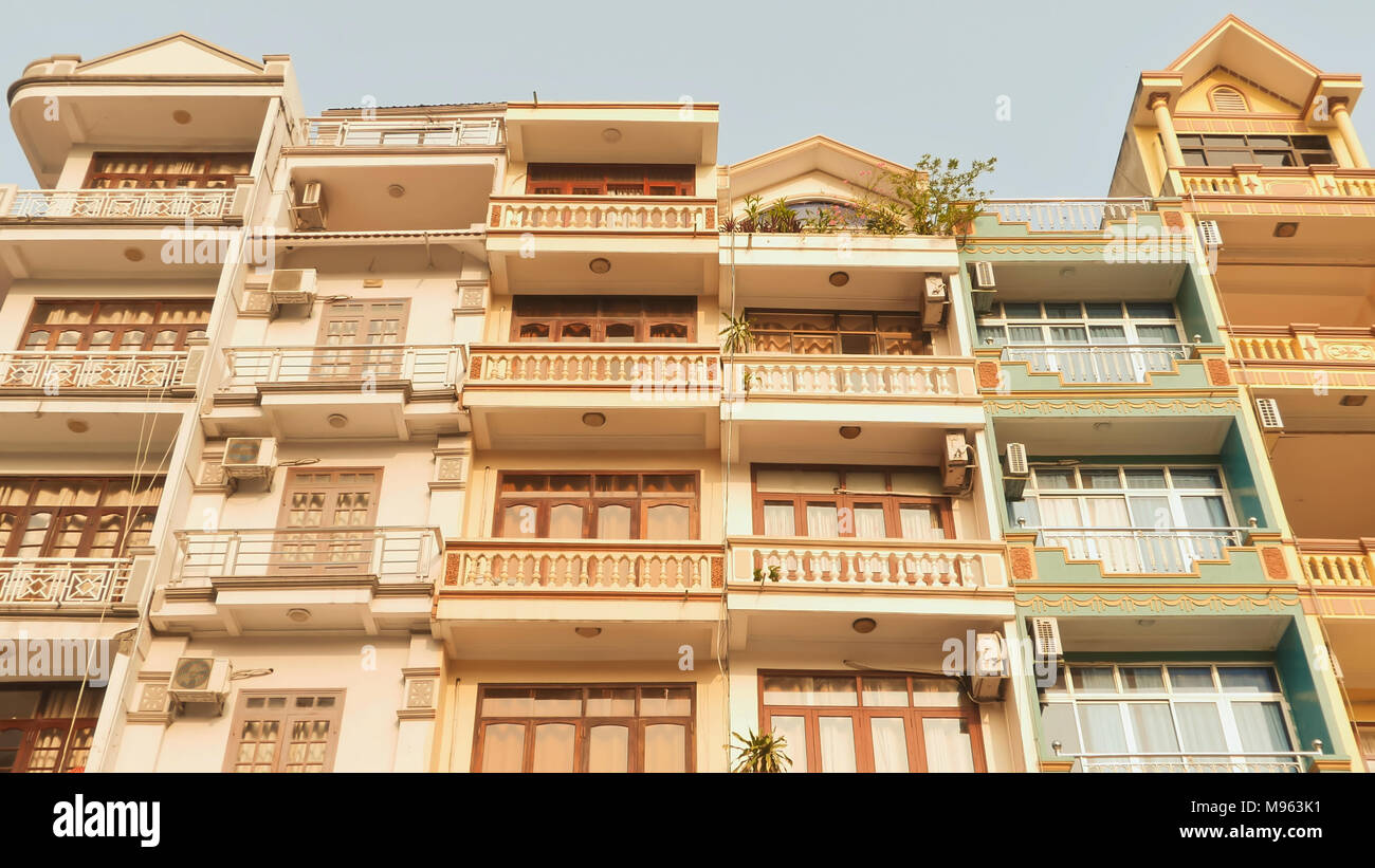 Case costruite sulla strada dove sono poste nella parte posteriore degli ostelli e alberghi. Condizionatori di aria in Windows. La Baia di Ha Long City. Foto Stock
