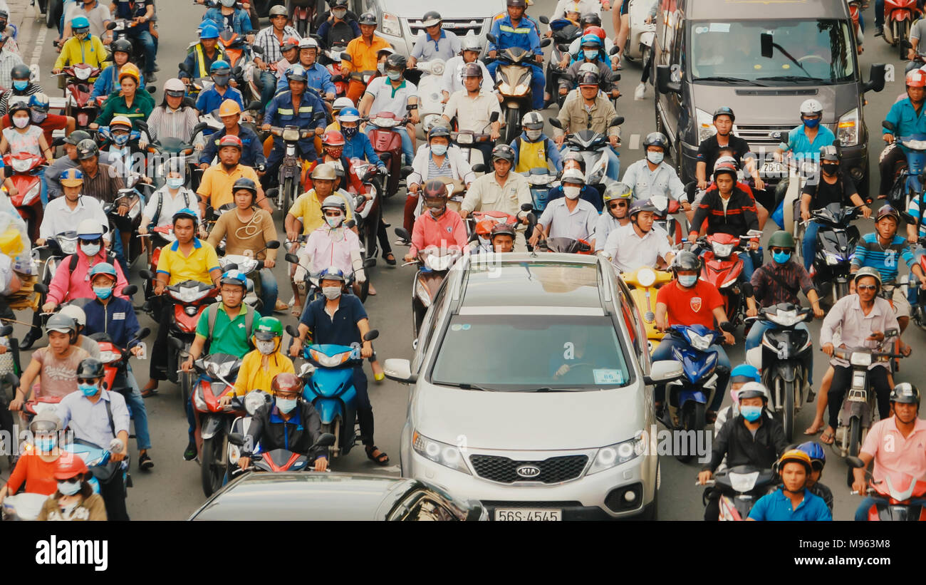 HO CHI MINH, VIETNAM - Ottobre 13, 2016: ora di picco. Alta densità di traffico in Ho Chi Minh City. Il Vietnam. Foto Stock