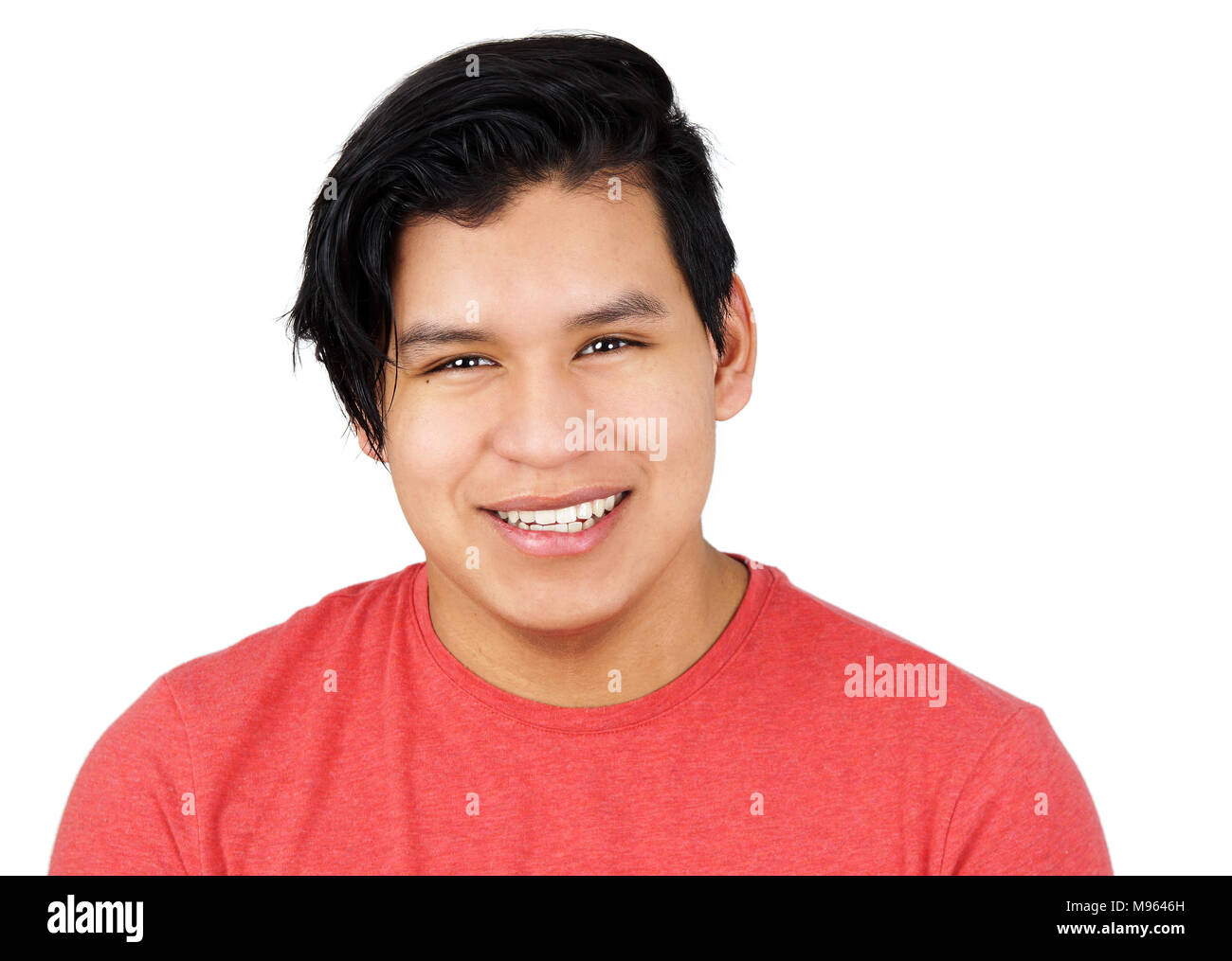 Carino adolescente ispanica giovane uomo, cercando e sorridente isolato su bianco Foto Stock