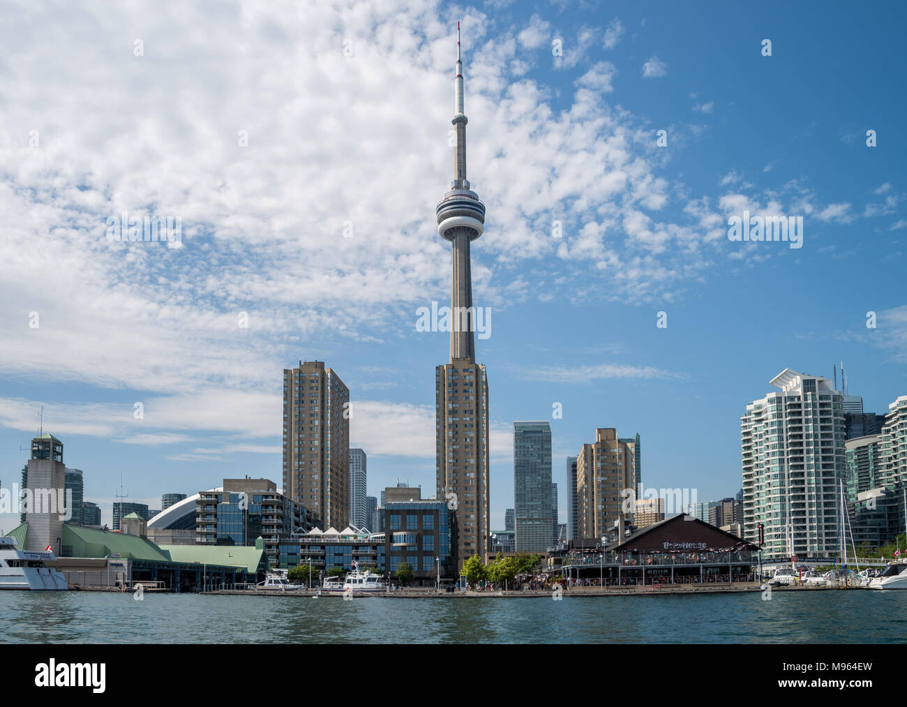 Skyline di Toronto in Canada dal lago Ontario Foto Stock