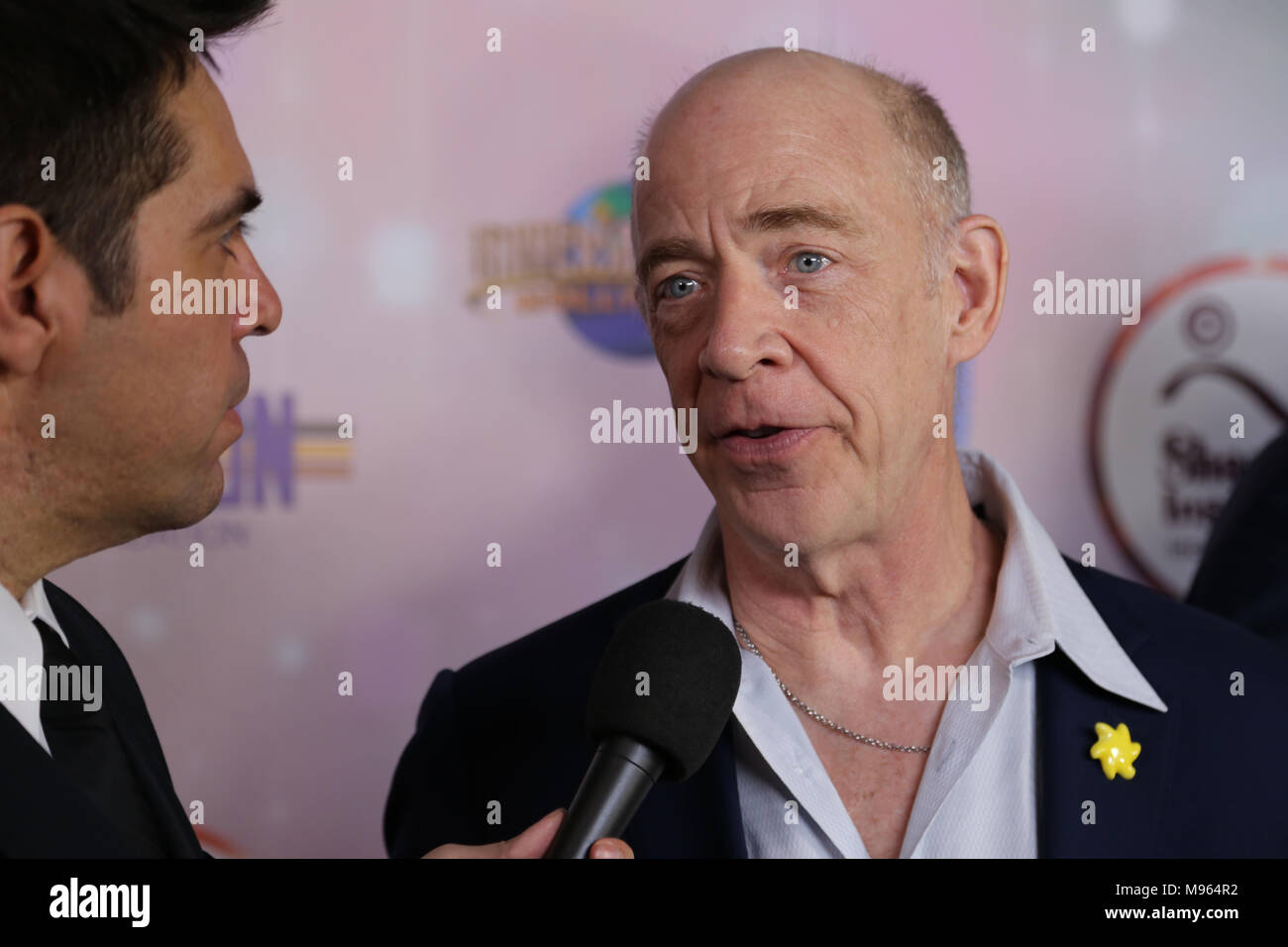 Los Angeles, CA - Marzo 10, 2018: Attore J.K. Simmons viene intervistato sul tappeto rosso al Shane ispirazione del ventesimo anniversario di gala Vibiana a. Foto Stock