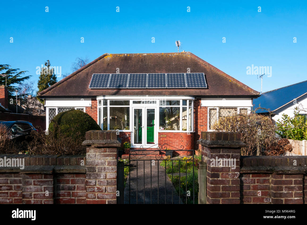 Pannelli solari sul tetto di un piccolo bungalow. Foto Stock