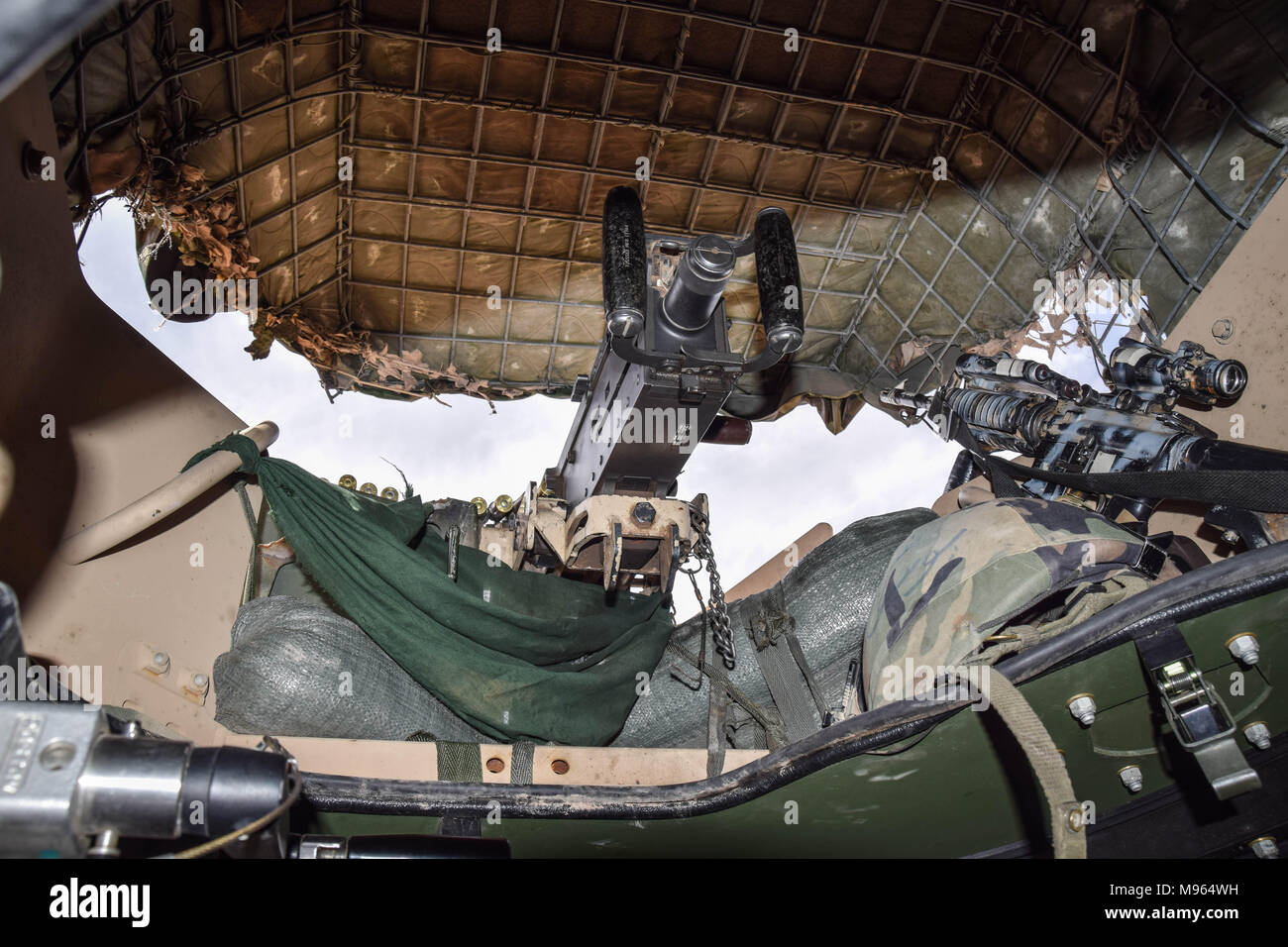 Guardare all'interno di una torretta HMMWV, equipaggiato con una M2 Browning heavy machine gun e un fucile d'assalto M16 sul lato, da qualche parte sulla strada principale in bolo Bluk distretto, Farah provincia. In Afghanistan del elite forze militari - il commando e le forze speciali sono uno degli elementi chiave per la popolazione afghana e strategia americana per girare la macinazione di lotta contro i talebani e altri ribelli intorno a. Queste immagini mostrano i commandos e forze speciali durante il training e nel campo; anche a destra prima e dopo un intervento nell'irrequieta occidentale provincia afghana di Farah. Foto Stock