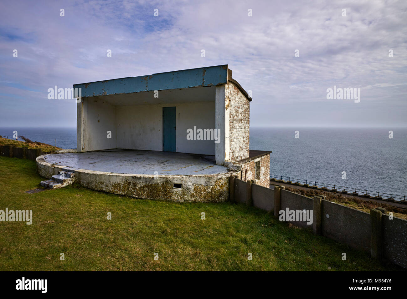 La non più utilizzati teatro aperto che si affaccia sul mare irlandese sulla testa di Douglas in Douglas, Isola di Man Foto Stock