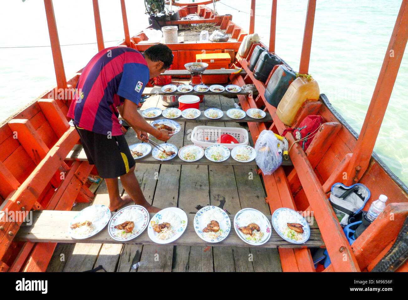 Koh Ta Kiev, Cambogia - 19 Gennaio 2017: uomo a preparare il pranzo a bordo della sua barca per i turisti a Koh Ta Kiev isola in Cambogia Foto Stock