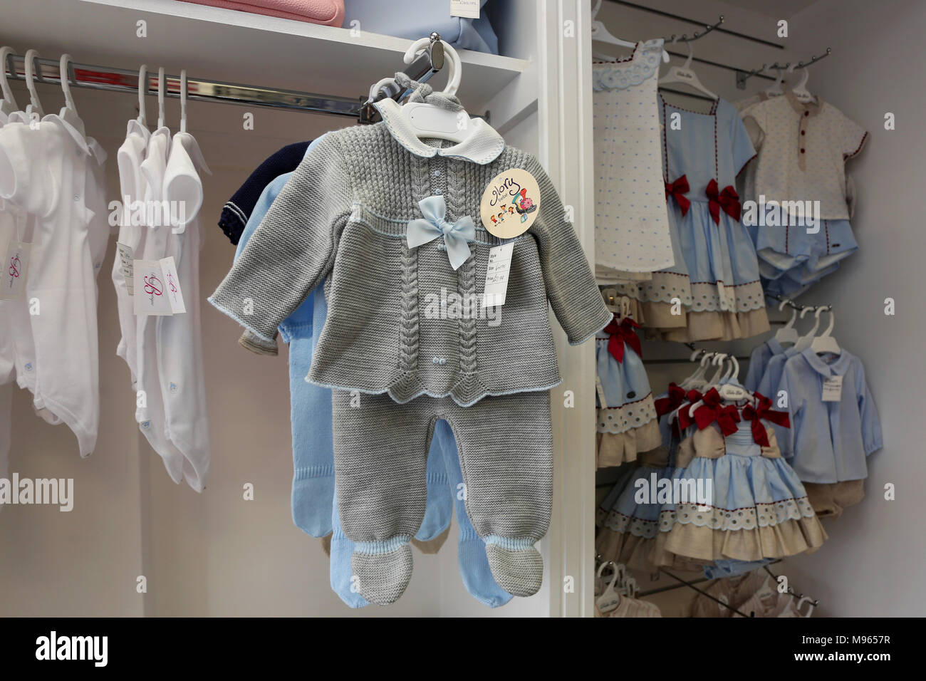 Tradizionale spagnolo di bambini vestiti raffigurato in un negozio specializzato in Bognor Regis, West Sussex, Regno Unito. Foto Stock