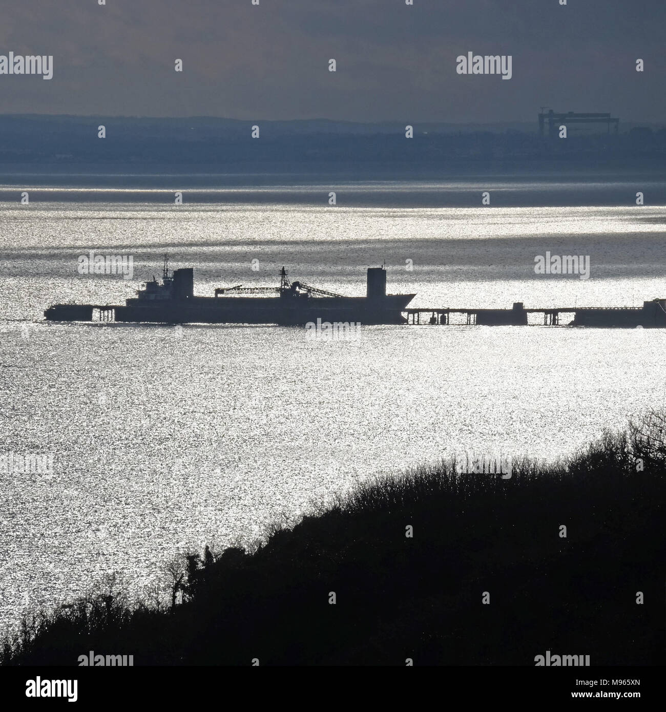 Nave tenuto su un carico di sale al sale irlandese Mining jetty, Kilroot, Carrickfergus Foto Stock