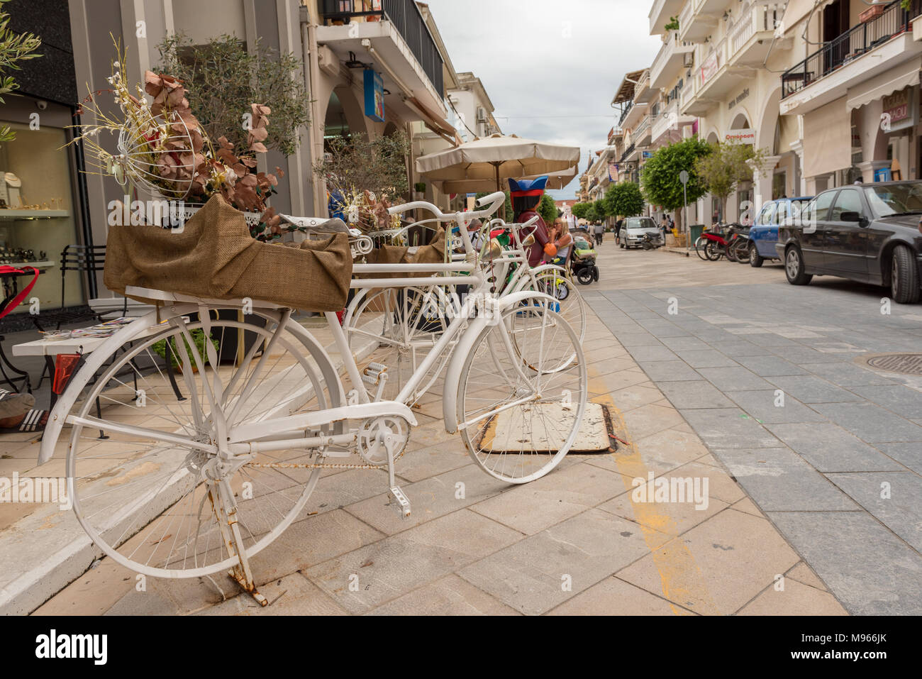 Zante, Grecia - 29 Settembre 2017: Decorative bici sul lungomare nella città di Zante. L'isola di Zante, Grecia Foto Stock