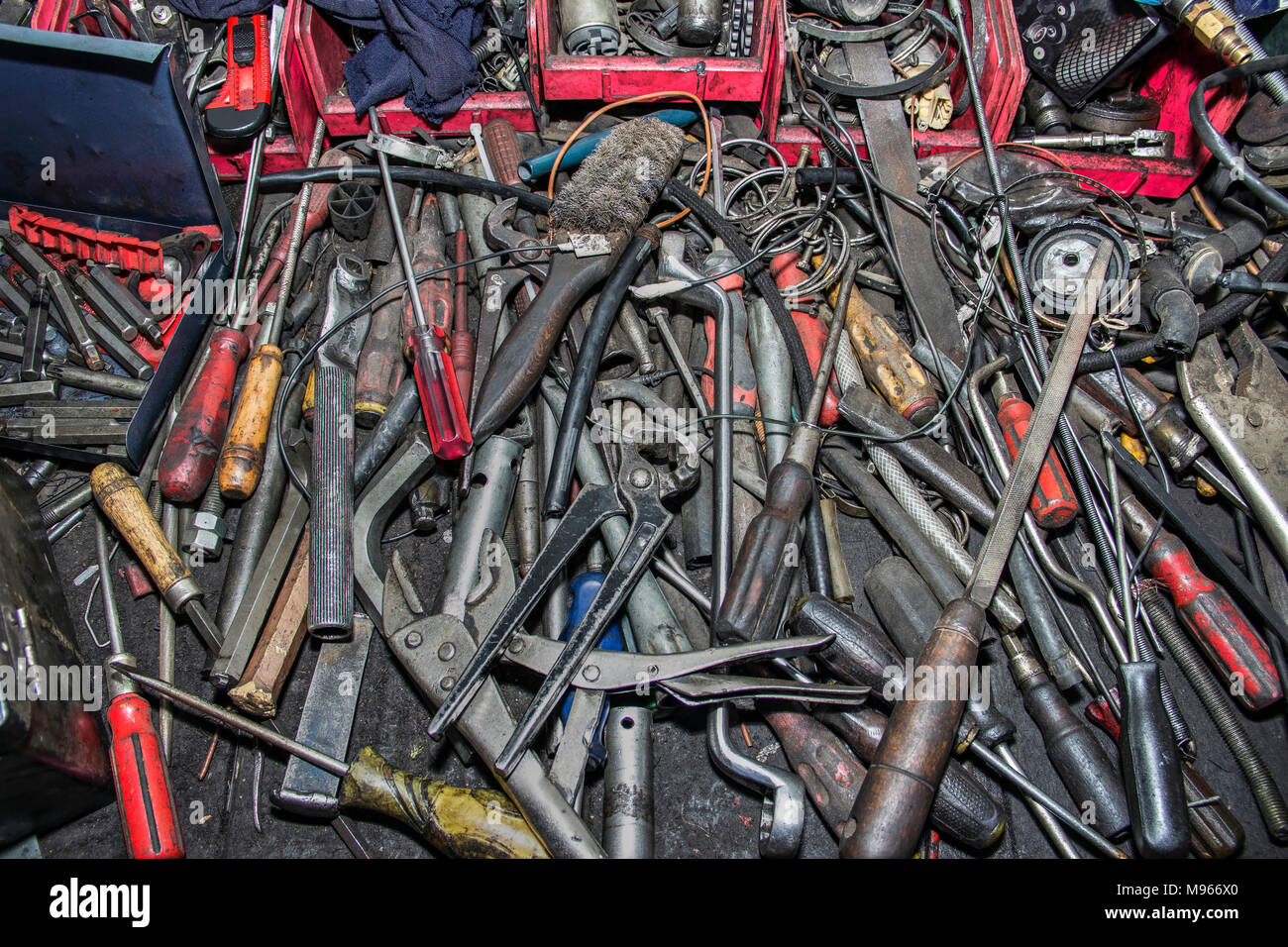 Mazzetto di disordine di utensili a mano in un auto garage meccanico Foto Stock