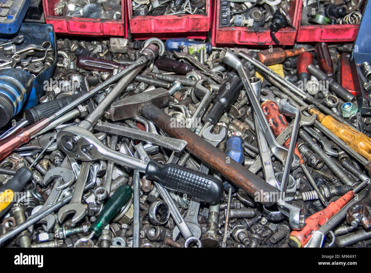 Mazzetto di disordine di utensili a mano in un auto garage meccanico Foto Stock