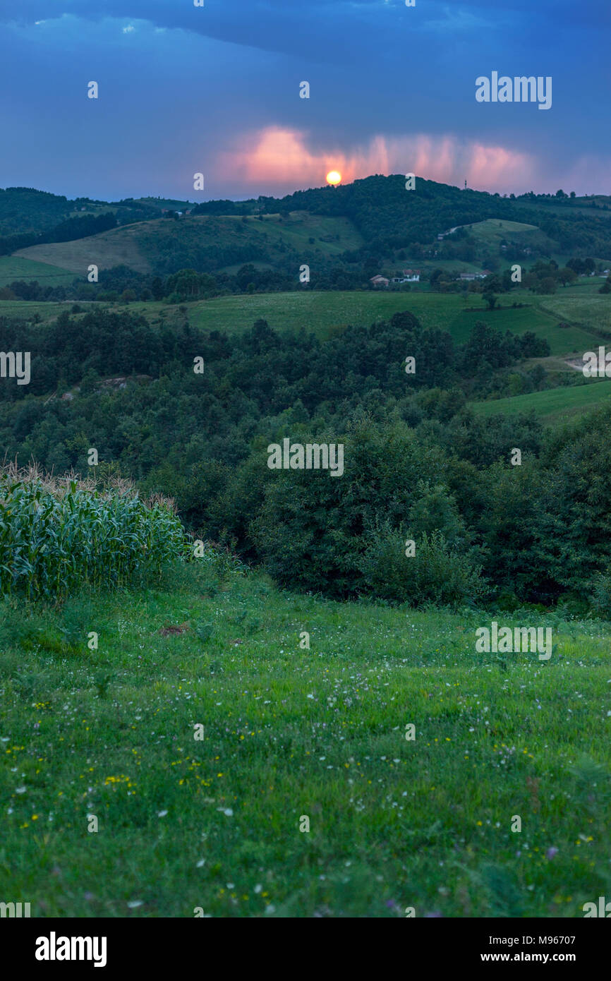 Vista delle colline e villaggi lontani da Todorovo del nord occidentale della Bosnia nel comune di Velika Kladusa Foto Stock