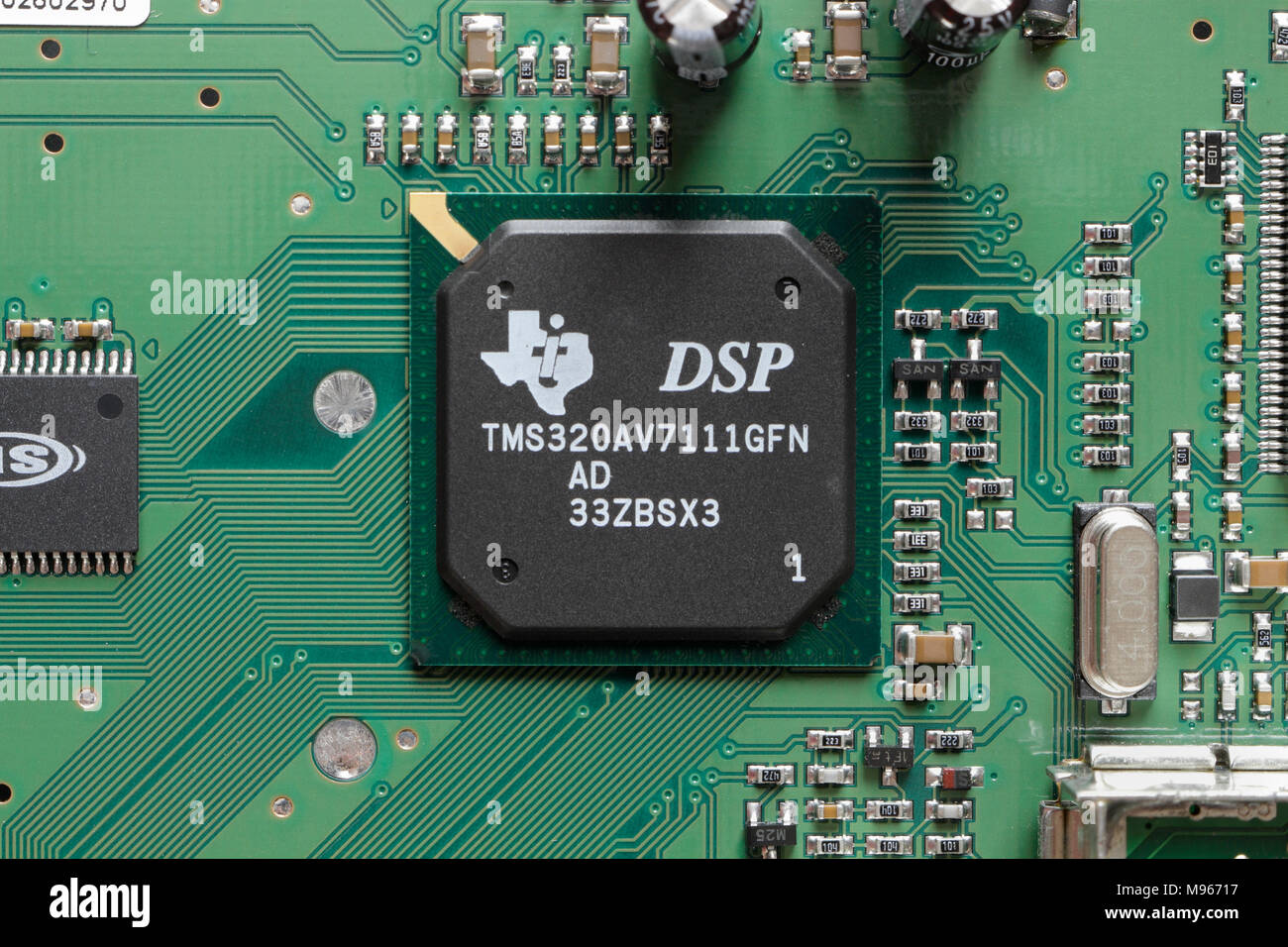 IC processore di segnali digitali su scheda a circuiti stampati, componenti elettronici Foto Stock