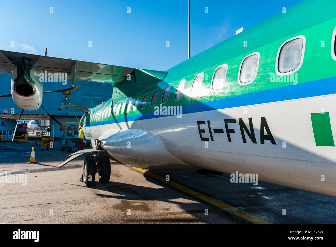 Aer Lingus ATR 72-600 registrazione EI-FNA azionato da aria Stobart si siede sul piazzale a Birmingham (BHX) pronto a volare a Cork (ORK) in Irlanda. Foto Stock