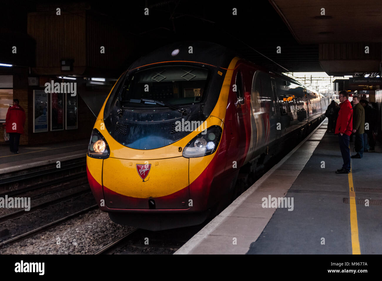 Classe 390 Vergine treno pendolino si avvicina la Stazione Internazionale di Birmingham con un servizio a London Euston, UK. Foto Stock