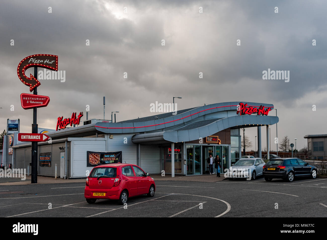 Un ristorante fast food Pizza Hut a Arena Retail Park, Coventry, West Midlands, Regno Unito con copia spazio. Foto Stock