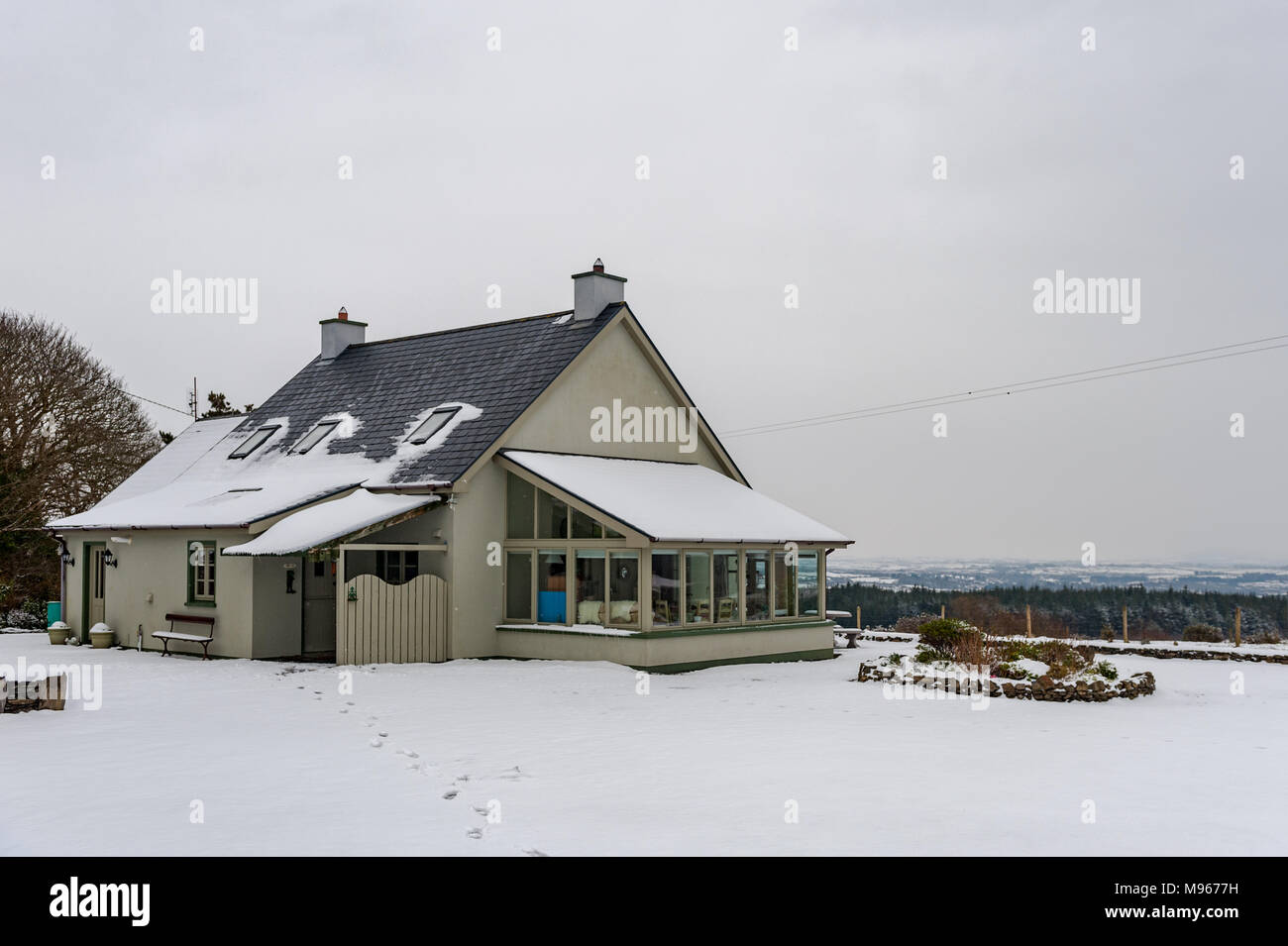 Cottage di campagna nella neve in Ballydehob, County Cork, Irlanda con copia spazio. Foto Stock