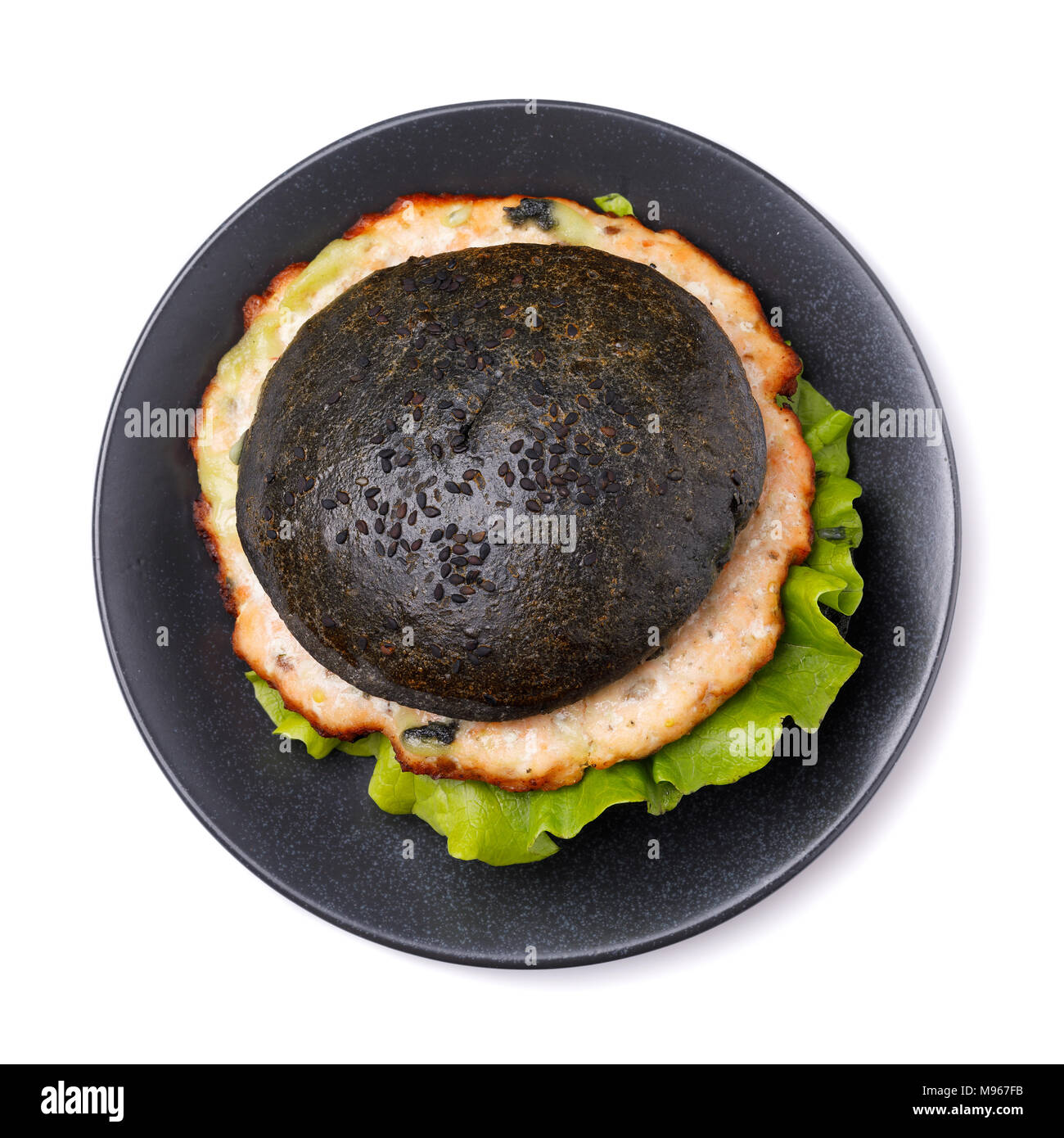 Cucinata fresca hamburger con rotolo di colore nero, verdure e salmone cotoletta. Sandwich fatti in casa isolata su sfondo bianco, vista dall'alto Foto Stock