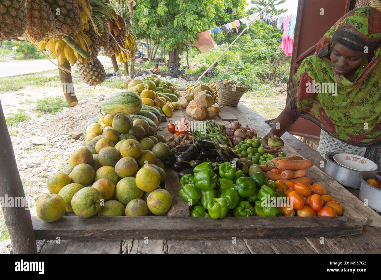 Piccolo lato strada di frutta e verdura in stallo Zanzibar Foto Stock
