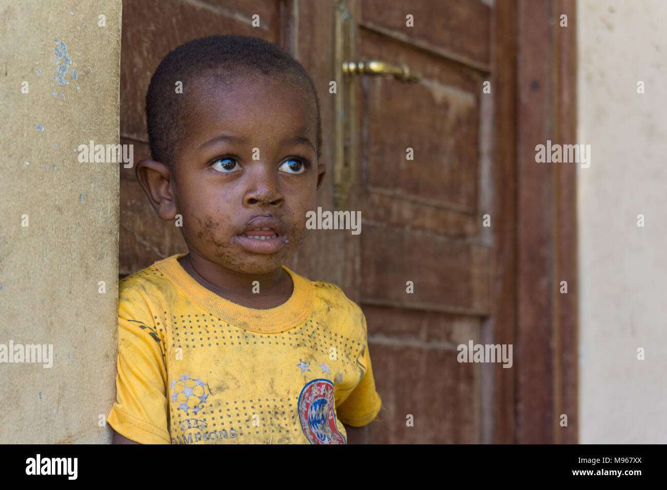Giovane ragazzo africano a Zanzibar, Tanzania Africa Orientale. Foto Stock