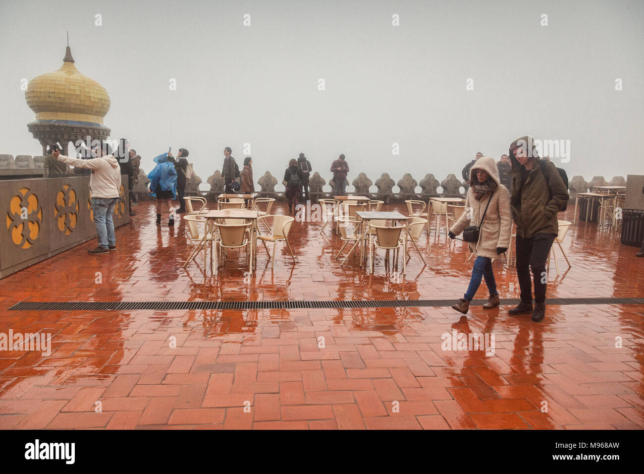 4 Marzo 2018: Sintra, Portogallo - i turisti in giro per la pioggia, inizio primavera, alla pena Palace. Foto Stock