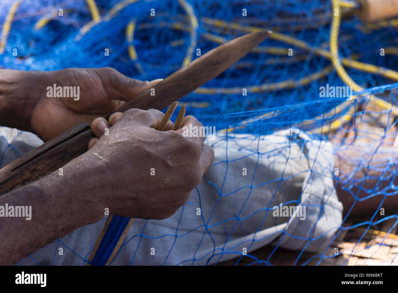Dettaglio delle mani che riparano le reti da pesca immagini e fotografie  stock ad alta risoluzione - Alamy