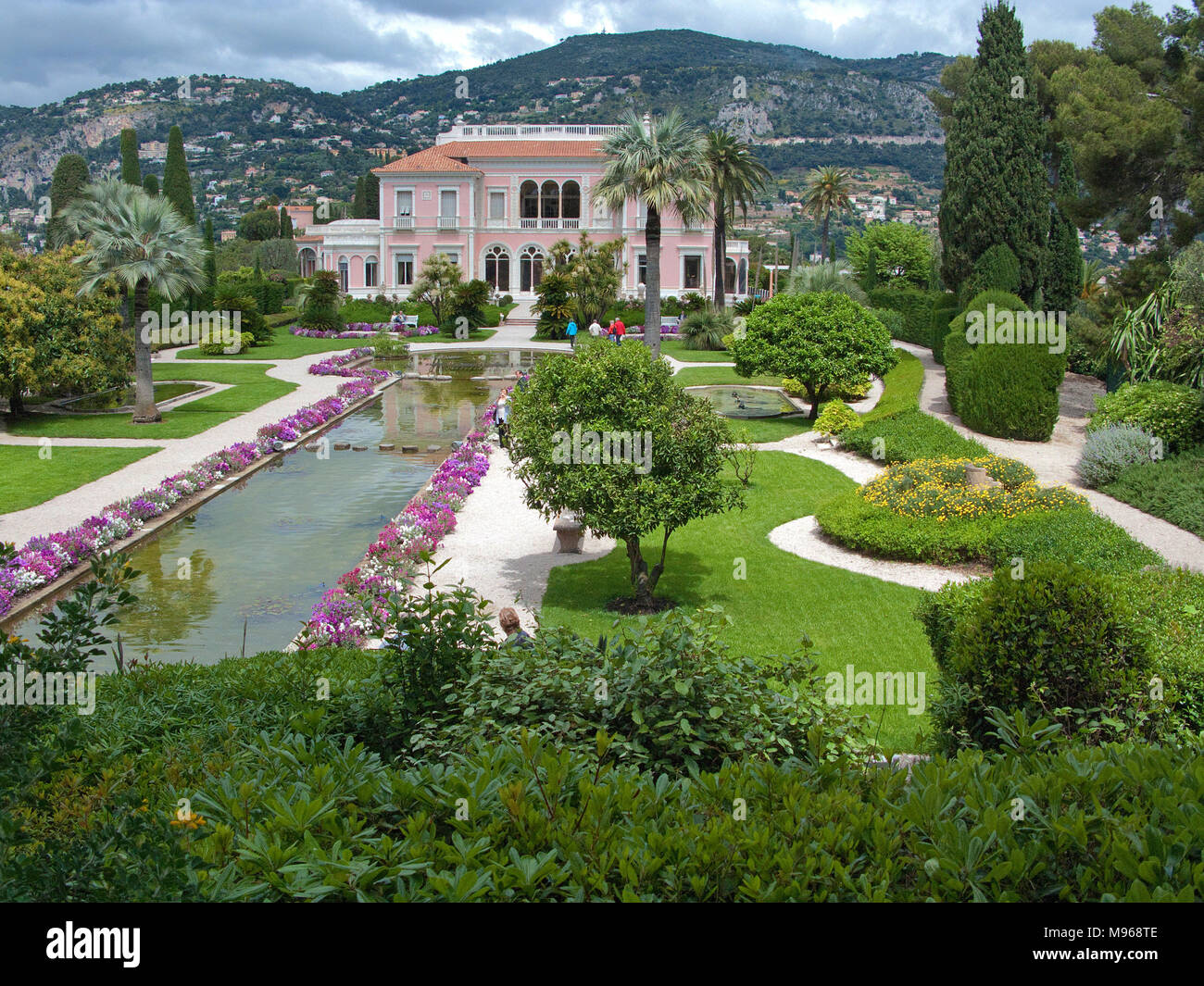 Meraviglioso giardino e parco di Villa Ephrussi de Rothschild, architettura toscana a Capo Ferrat, il sud della Francia, Var, Costa Azzurra, Francia, Europa Foto Stock