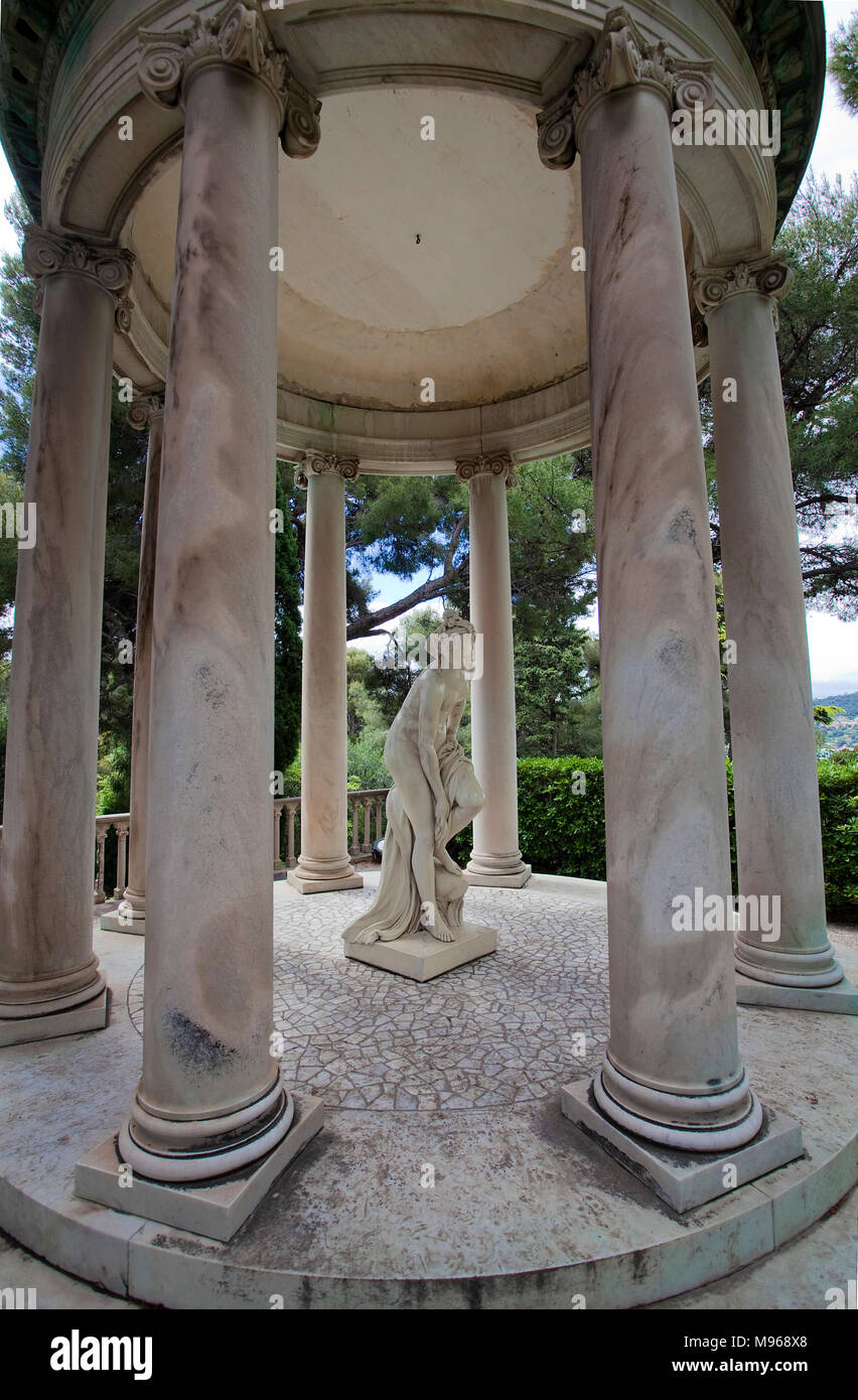 Statue in un padiglione in giardino di Villa Ephrussi de Rothschild, architettura toscana a Capo Ferrat, il sud della Francia, Var, Costa Azzurra, Francia, Europa Foto Stock