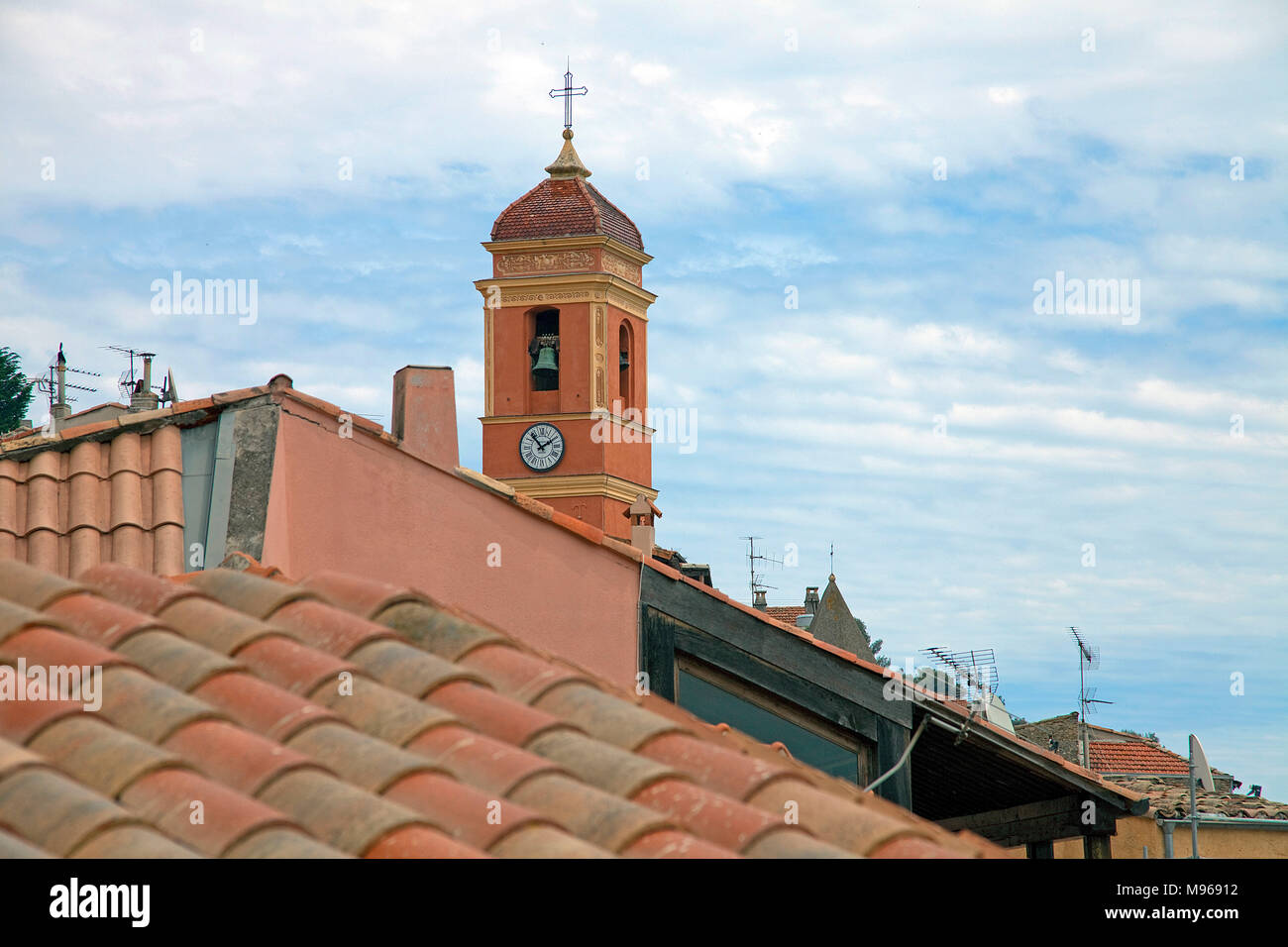 Vista sui tetti del paese Roquebrune-Cap-Martin sul campanile della chiesa, il sud della Francia, Alpes-Maritimes, Cote d'Azur, in Francia, in Europa Foto Stock
