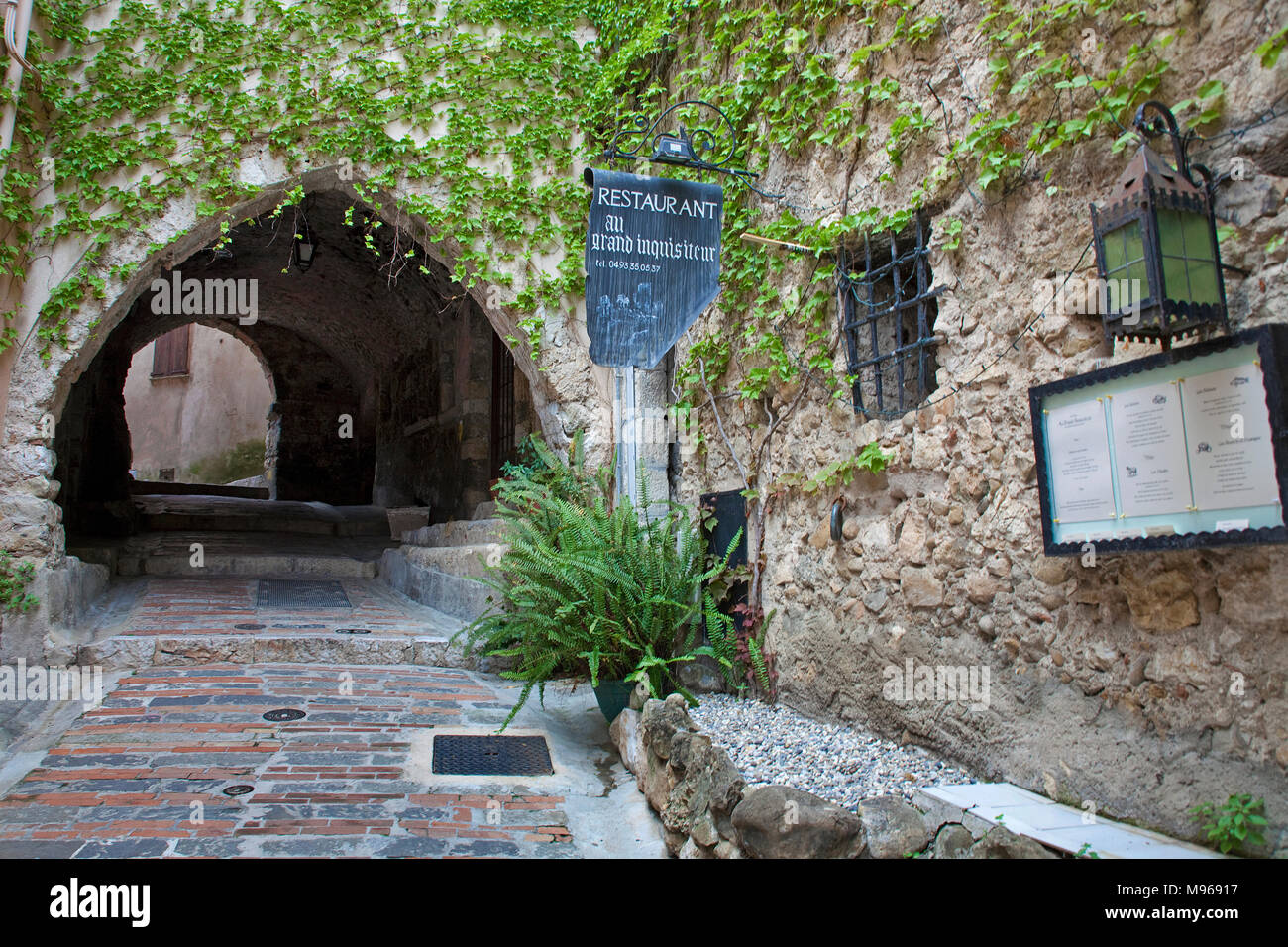 Ristorante al centro medievale della città vecchia di Roquebrune-Cap-Martin, il sud della Francia, Alpes-Maritimes, Cote d'Azur, in Francia, in Europa Foto Stock