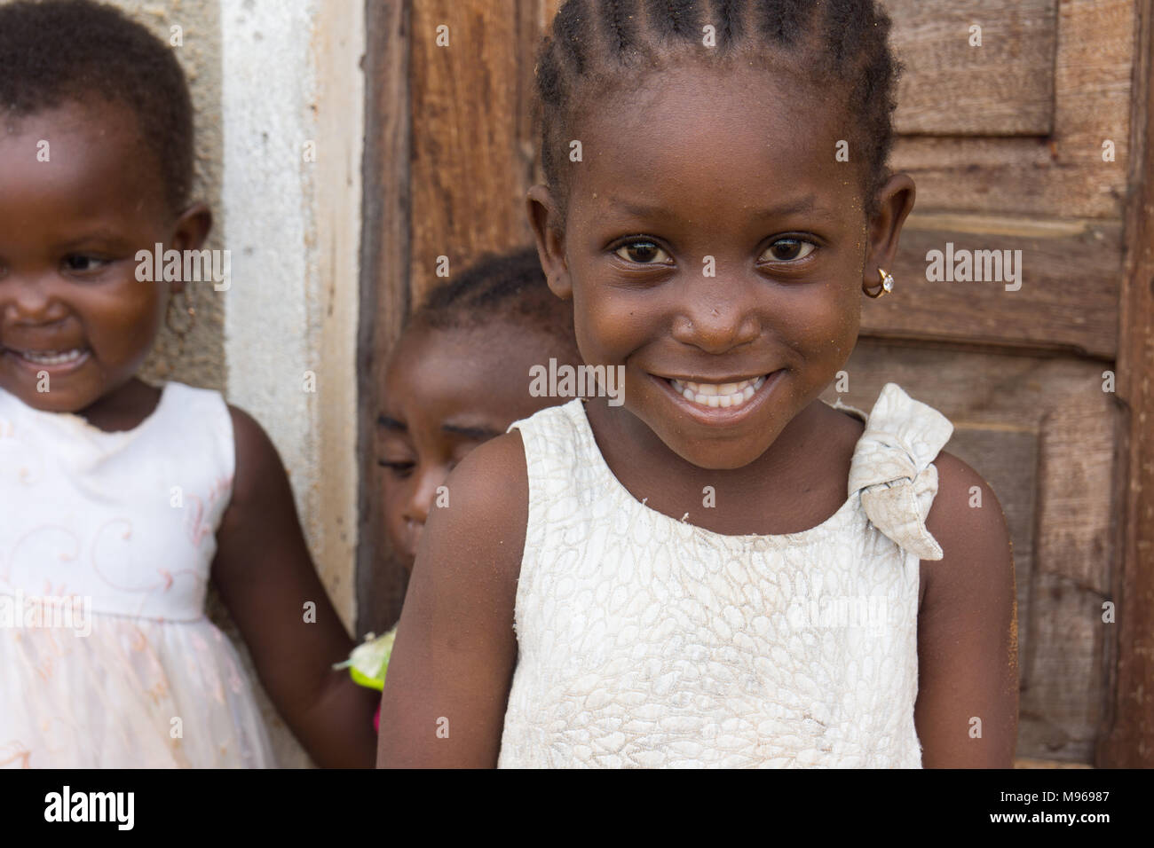 Sorridente giovane ragazza africana sul Uzi, isola di Zanzibar, Tanzania Africa orientale Foto Stock