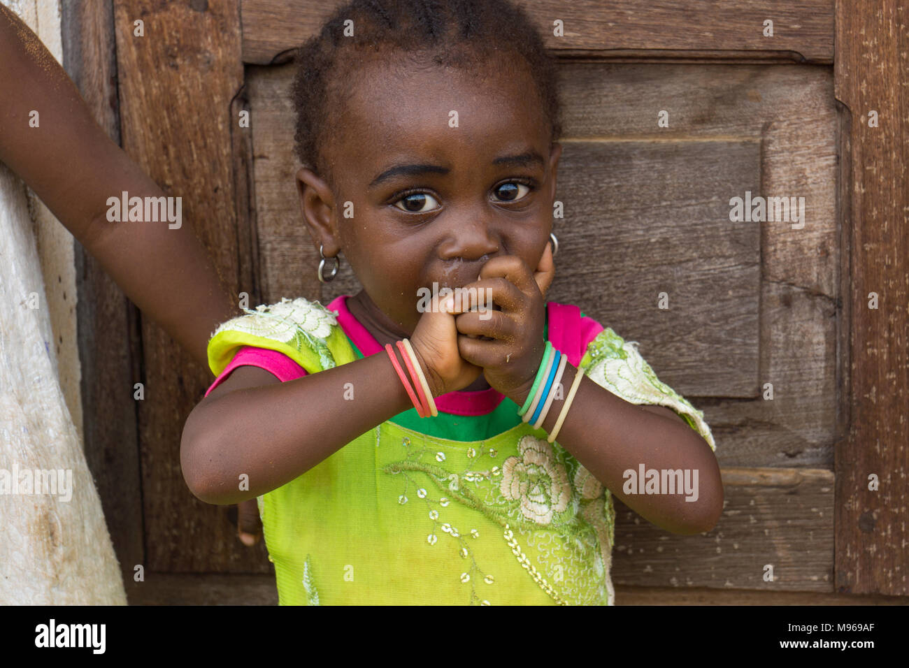 Giovane ragazza africana sul Uzi, isola di Zanzibar, Africa orientale Foto Stock