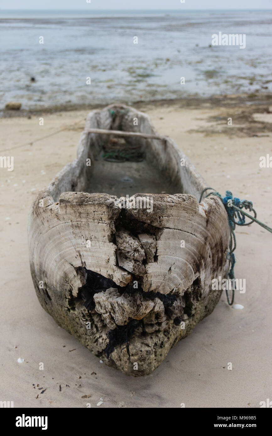 Meteo vecchio usurato scavato canoa, barche, scavate dal tronco di un unico albero su una spiaggia a Zanzibar Foto Stock