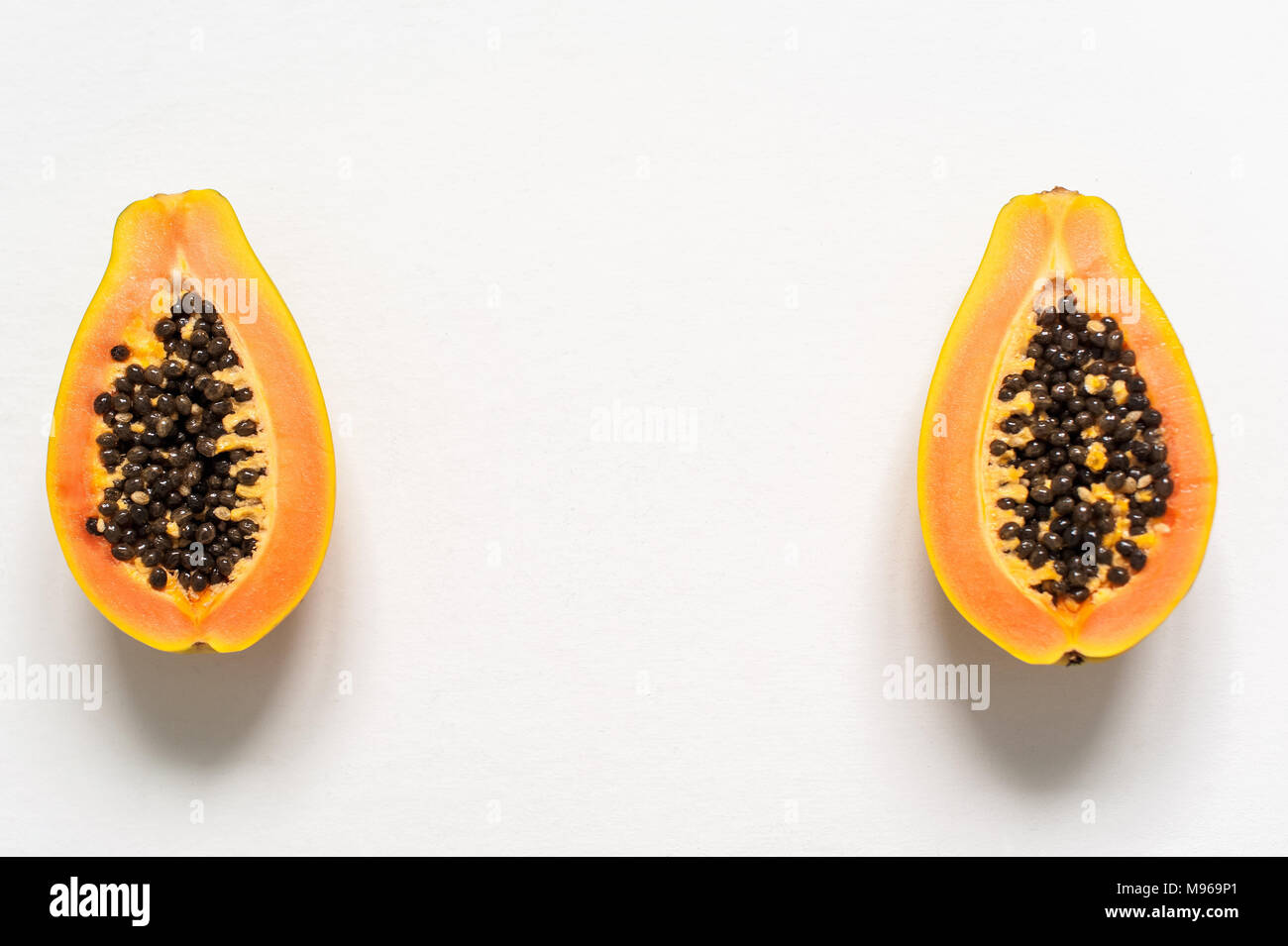 Mezza papaia su uno sfondo bianco. La frutta esotica, vista suddivisa Foto Stock