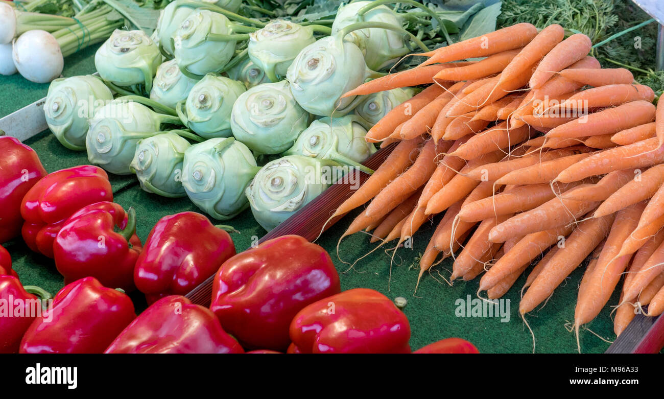 Fresche, rape , le carote e peperoni al mercato settimanale Foto Stock