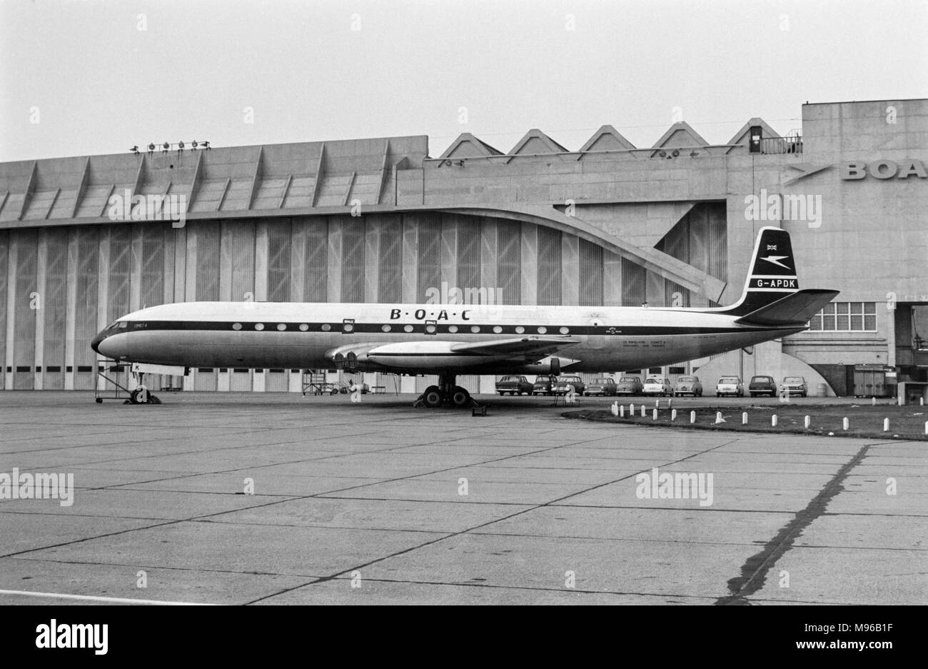 Un De Havilland Comet 4, G-APDK, di proprietà di BOAC all'Aeroporto Heathrow di Londra nel 1959, al di fuori della BOAC hangar. Foto Stock