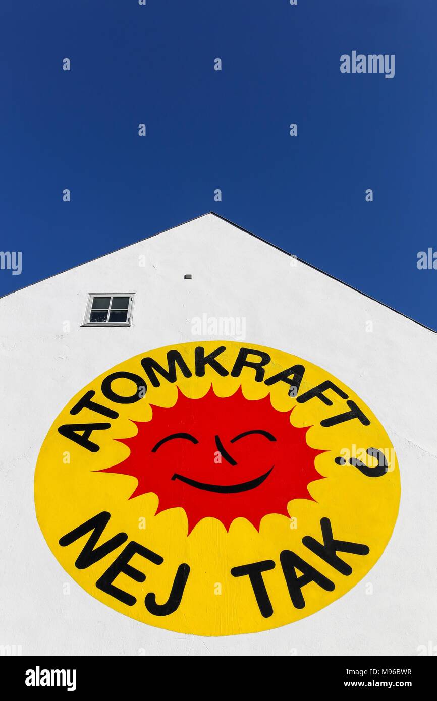 Aarhus, Danimarca - 25 Ottobre 2015: Energia Nucleare, no grazie logo su una parete in Aarhus noto anche come il sorridente Sun Foto Stock