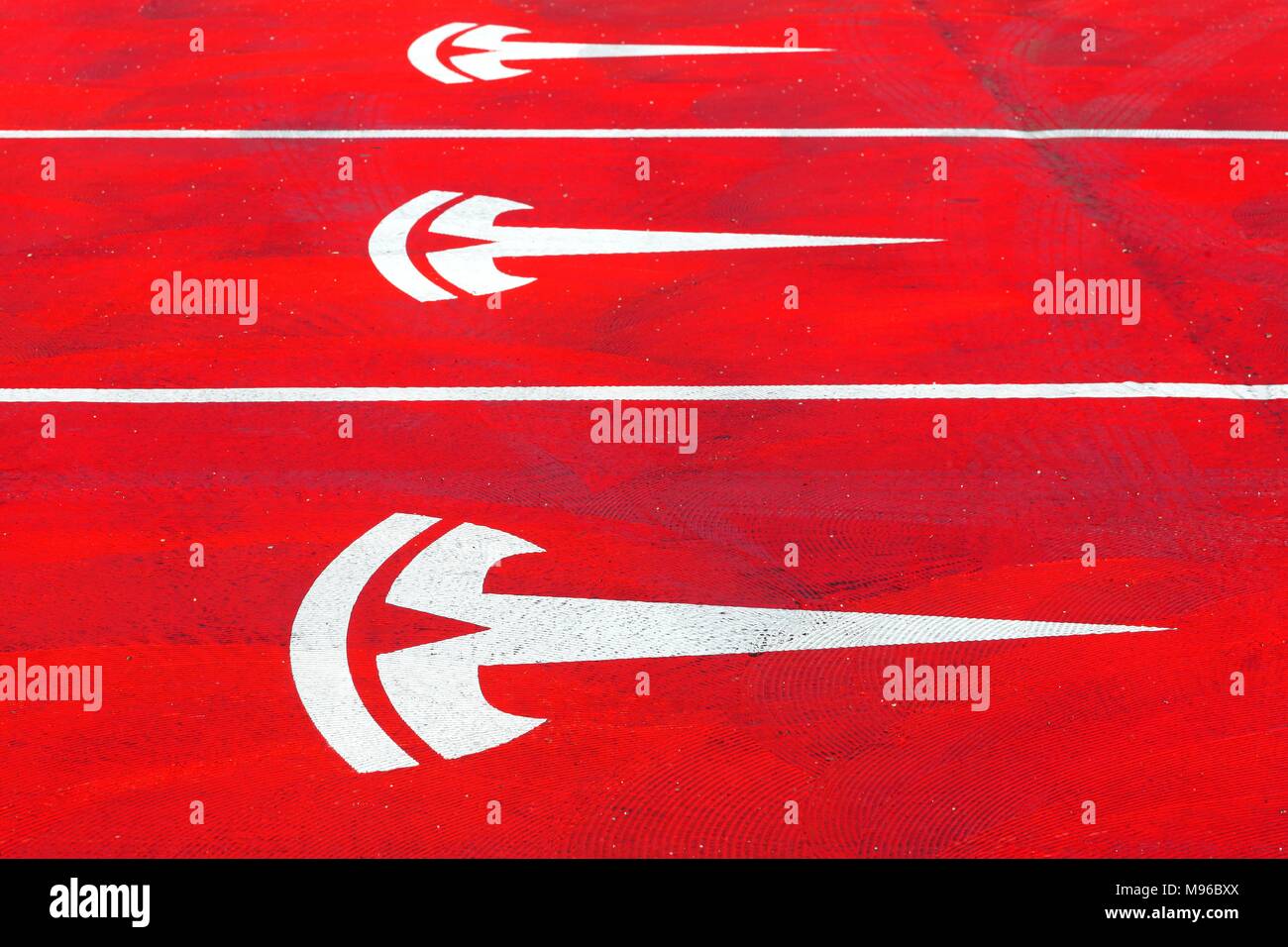 Lione, Francia - 25 Gennaio 2016: Tesla supercharger stazione e parcheggio a Lione, Francia Foto Stock