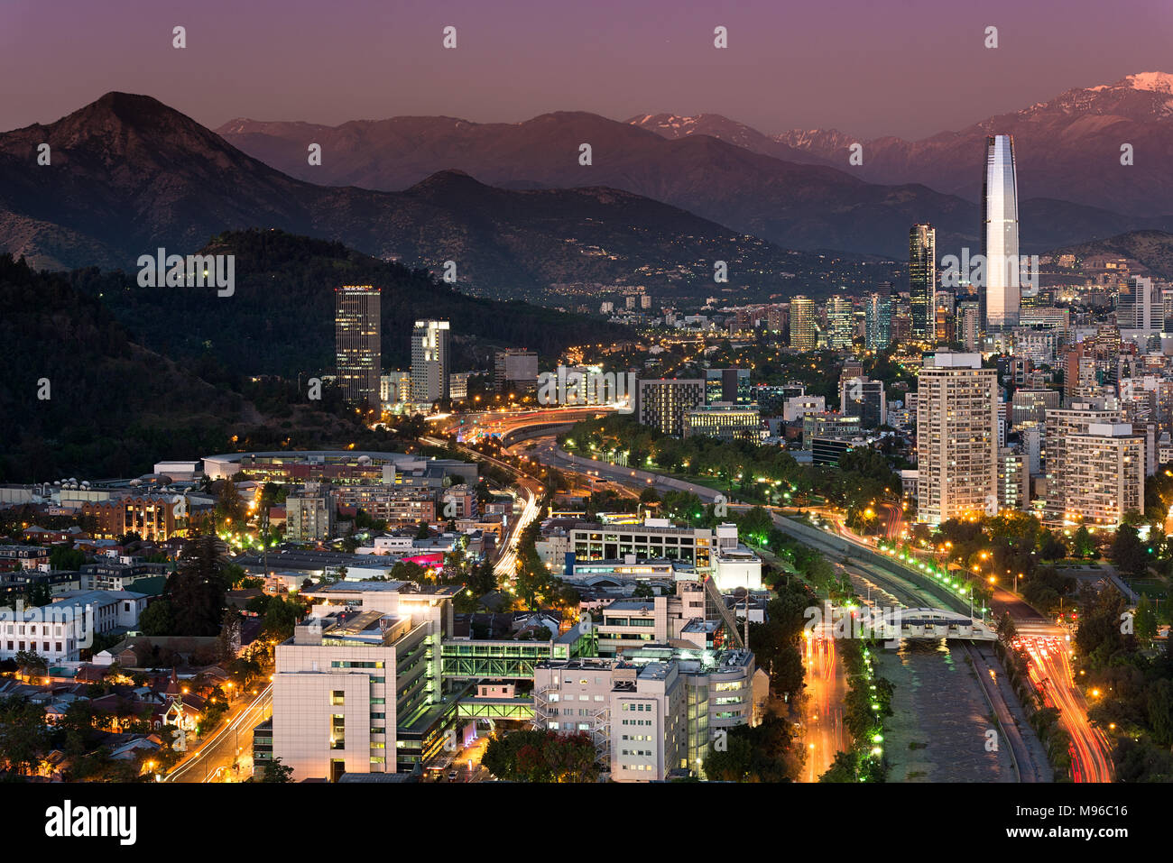 Vista panoramica di Providencia e Las Condes distretti, Santiago de Cile Foto Stock
