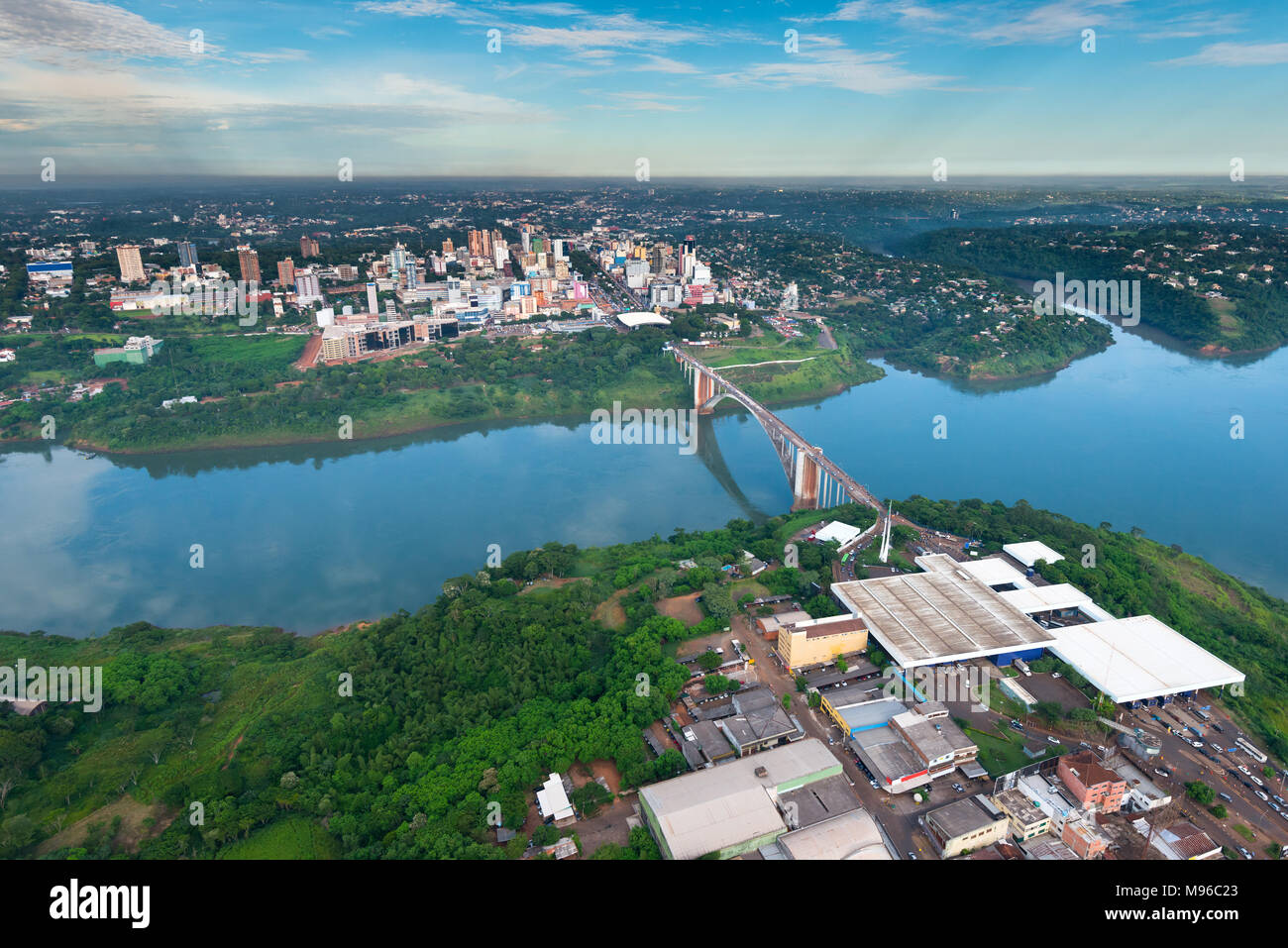 Vista aerea del paraguaiano città di Ciudad del Este e amicizia ponte di collegamento, Paraguay e Brasile attraverso il confine oltre il Fiume Parana, Foto Stock
